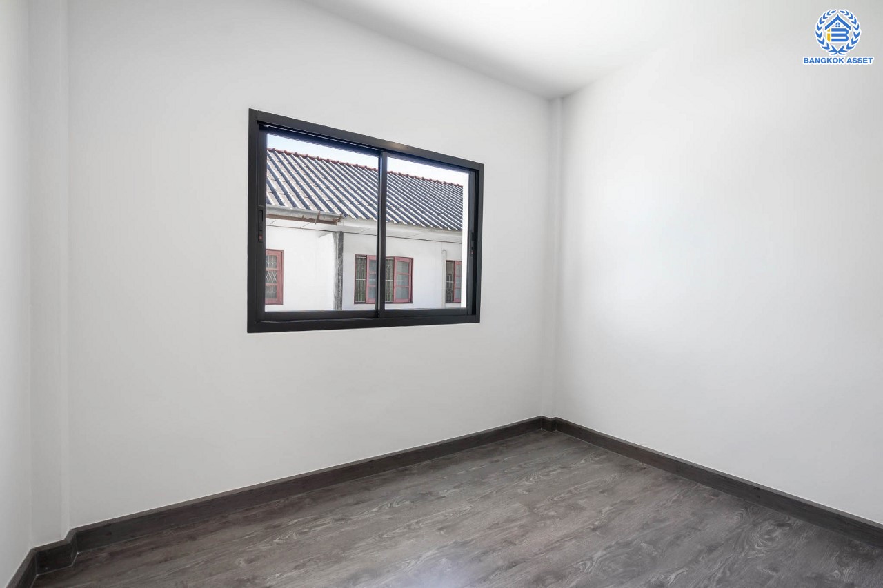 บ้านมือสองตกแต่งใหม่ หน้าโครงการติดรถไฟฟ้า "สถานีไทรม้า"!! หลังมุม ม.ซื่อตรง พระนั่งเกล้า-ท่าอิฐ ทาวน์เฮ้าส์ หลังใหญ่ระดับบ้านแฝด เนื้อที่ 34 ตร.ว. ฟังก์ชัน 3 ห้องนอน 2 ห้องน้ำ 1 ที่จอดรถ ทำเลใกล้ เซ็นทรัลรัตนาธิเบศร์ และทางด่วน "งามวงศ์วาน"